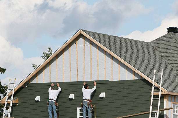 Professional Siding technician working in Bartlett, IL